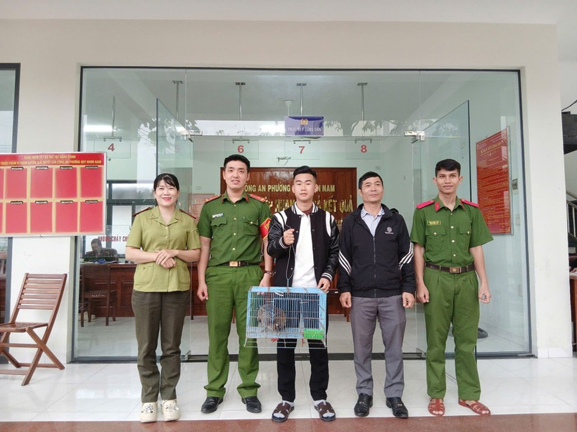Trinh Quoc Phu (centre) voluntarily hands over a rare forest night heron to the police and authorities of Quy Nhon Nam ward. (Photo: baogialai.com.vn) 