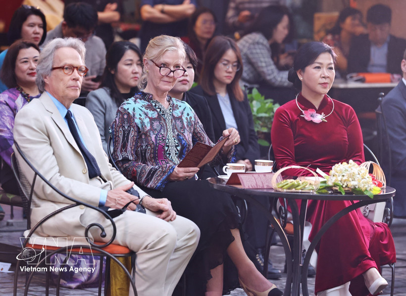 Ngo Phuong Ly (right), spouse of Party General Secretary To Lam, and Duke of Richmond Charles Henry Gordon-Lennox and his spouse enjoy Vietnamese tea and special performances at the Vietnam National Fine Arts Museum on February 24. (Photo: VNA)