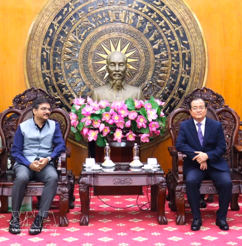 Nguyen Hong Thanh (R), Permanent Vice Chairman of the Tay Ninh provincial People's Committee, and Vipra Pandey, Consul General of India in Ho Chi Minh City, discuss cooperation opportunities during a working session in Tay Ninh province on June 4. (Photo: VNA) 