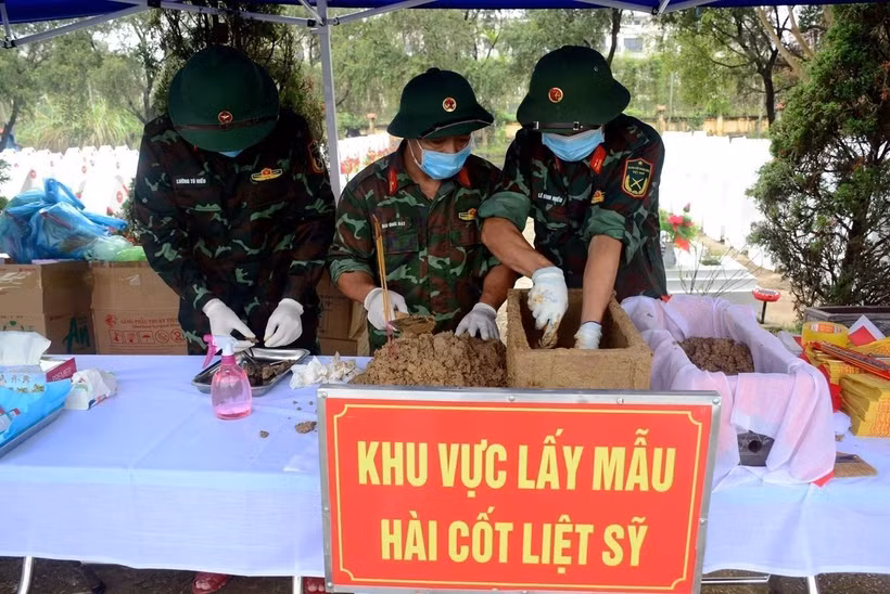 Military officers collect samples from martyrs' remains at Ham Rong Martyrs’ Cemetery of Thanh Hoa province for DNA identification. (Photo published by VNA)