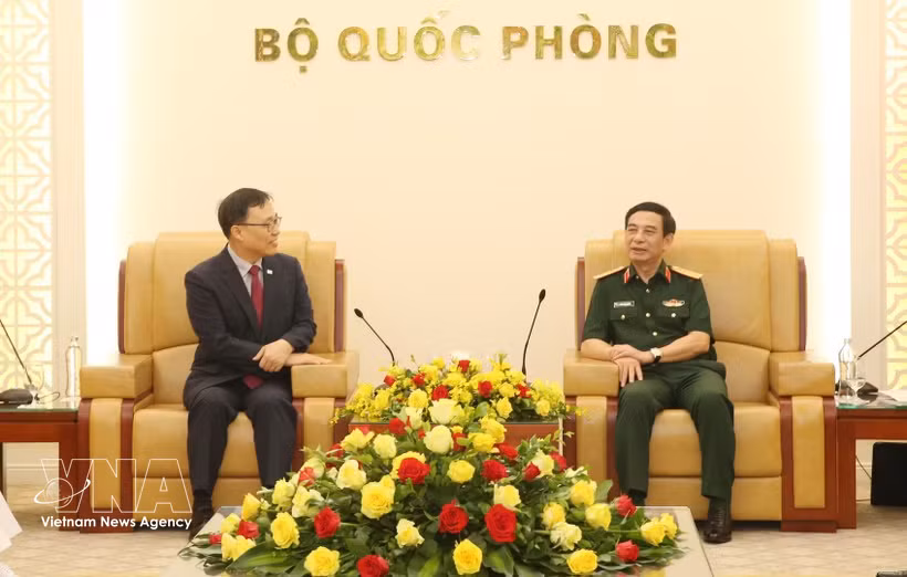 Deputy Prime Minister and Minister of National Defence General Phan Van Giang (R) and Ambassador of the Republic of Korea to Vietnam Choi Young Sam at their meeting on June 2 (Photo: VNA)
