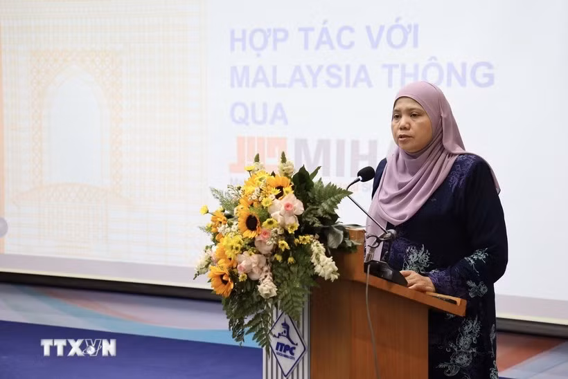 Zaimah Osman, Trade Consul of MATRADE, briefs the seminar on consumption trends in Muslim markets. (Photo: VNA) 