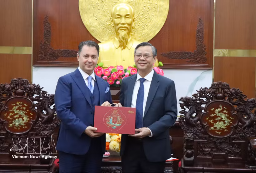 Chairman of the Can Tho People's Committee Chairman Truong Canh Tuyen (right) presents a souvenir to Pakistani Ambassador to Vietnam Kohdayar Marri at the meeting on July 21. (Photo: VNA) 