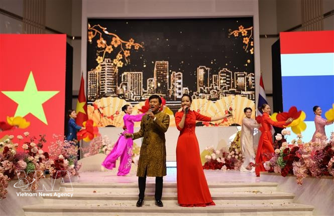 People’s Artist Ta Minh Tam and Meritorious Artist Pham Khanh Ngoc perform at the Homeland Spring Festival 2026 in Udon Thani, Thailand. (Photo: VNA) 
