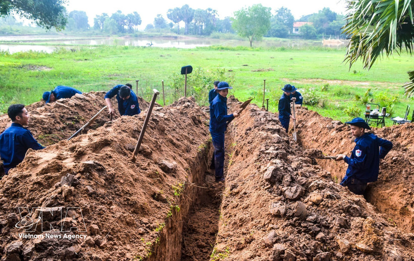 Team K91 under the Dong Thap provincial Military Command search for martyrs’ remains in Cambodia. (Photo: VNA) 