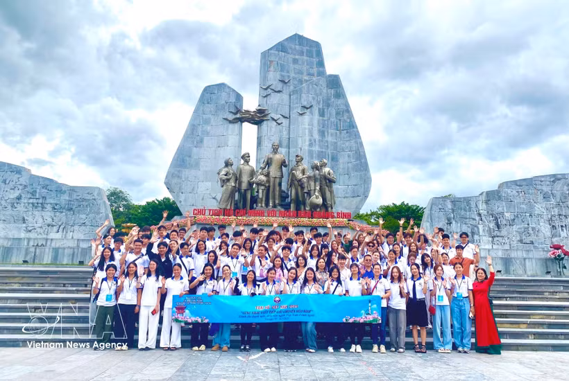 Outstanding overseas Vietnamese youth and student delegates pose for a group photo at the Monument of President Ho Chi Minh and Quang Binh people in Dong Hoi ward, Quang Tri province, in 2025. (Photo: VNA) 