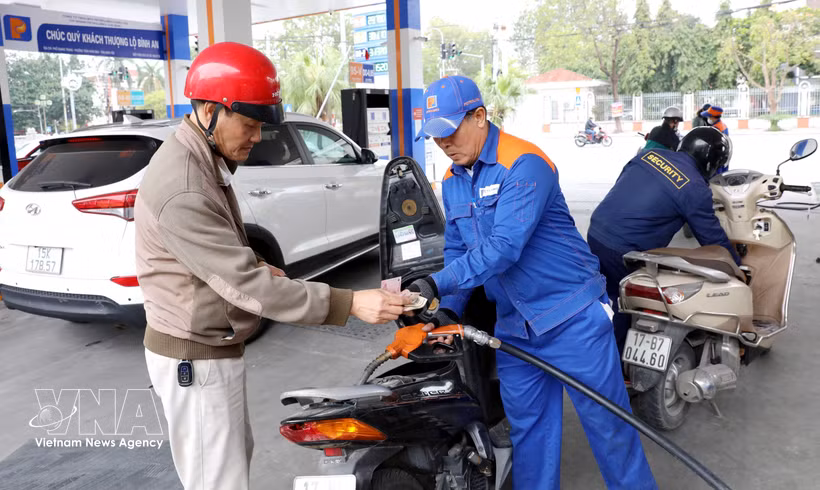 Customers purchase petrol at Station No. 03 (Petrolimex Hung Yen) on Quang Trung Street, Tran Hung Dao ward, Hung Yen province. (Photo: VNA) 