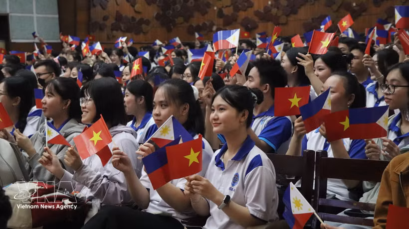 Nearly 1,000 students and lecturers from universities and colleges across Can Tho city attend the event at Can Tho University on July 15, 2026. (Photo: VNA) 