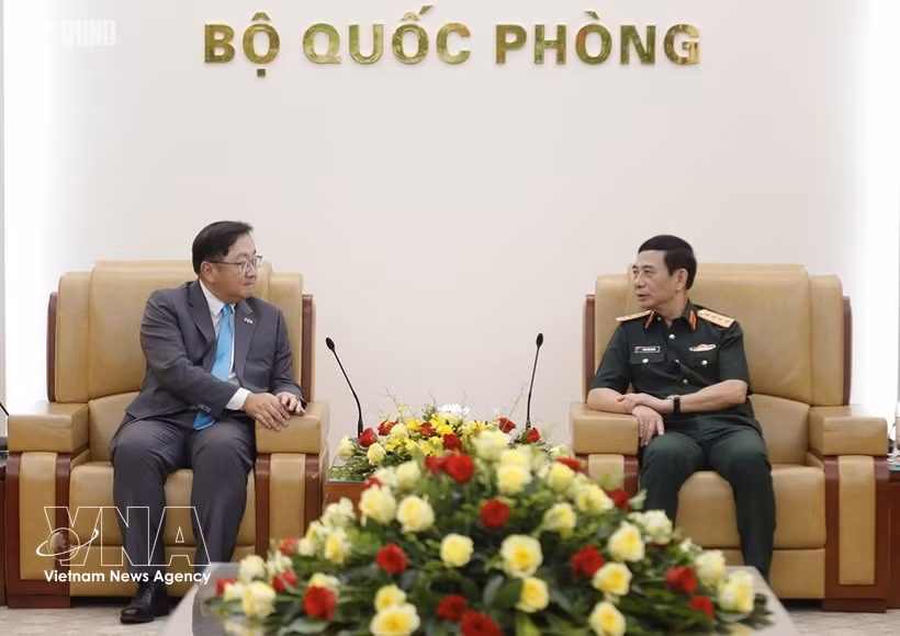 Vietnamese Deputy Prime Minister and Minister of National Defence General Phan Van Giang (right) receives Malaysian Ambassador Dato' Tan Yang Thai. (Photo: qdnd.vn) 