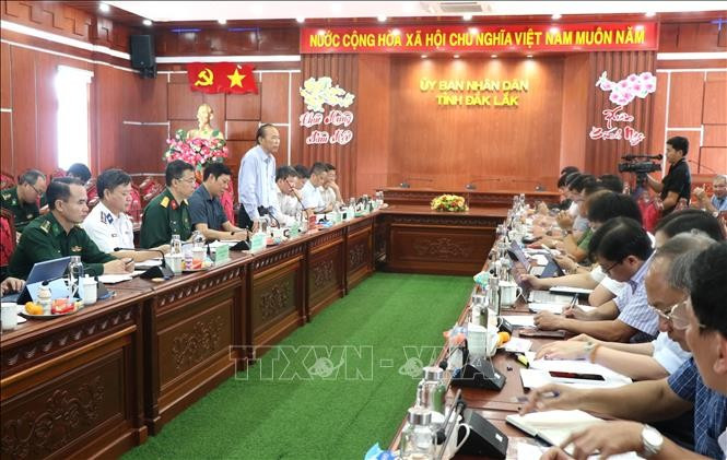 The meeting between Dak Lak authorities and a delegation from the Ministry of Agriculture and Environment on February 27 (Photo: VNA)