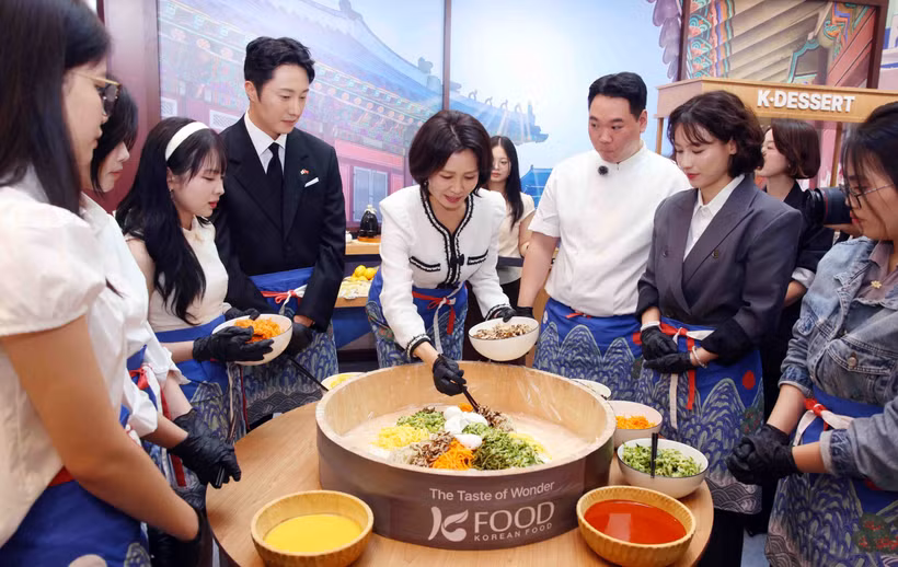 RoK First Lady Kim Hae Kyung and delegates at the Korea Culture and Tourism Festival 2026 in Hanoi. (Photo: VNA) 