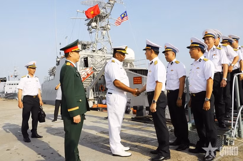 Colonel Murthi Subromoniam welcomes the delegation of the Vietnam People’s Navy and Ship 17 during their courtesy visit and exchange with the Royal Malaysian Navy. (Photo: Quan Doi Nhan Dan)