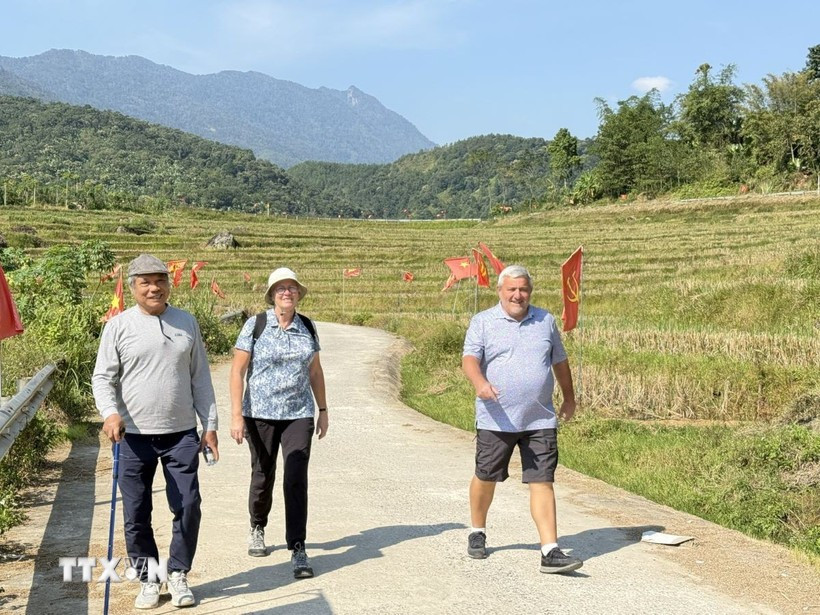 Foreign tourists visit Pu Luong in Thanh Hoa province. (Photo: VNA)