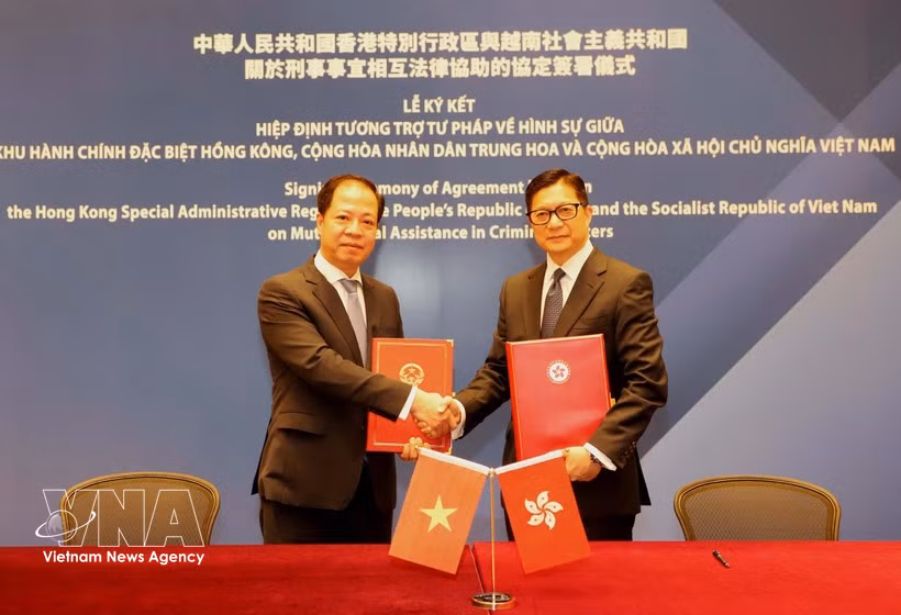 Deputy Prosecutor General of the Supreme People’s Procuracy of Vietnam Tran Hai Quan (left) and Secretary for Security of Hong Kong Tang Ping-keung sign the agreement. (Photo: VNA) 
