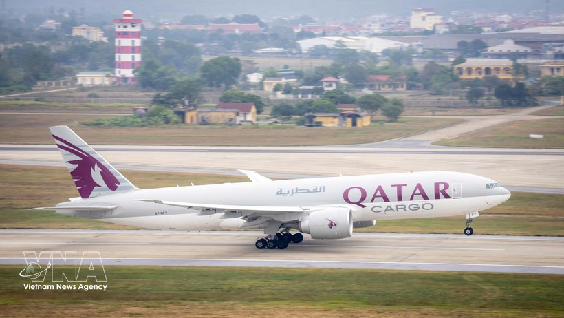 A Qatar Airways aircraft is seen at Noi Bai International Airport in Hanoi. (Photo: VNA)
