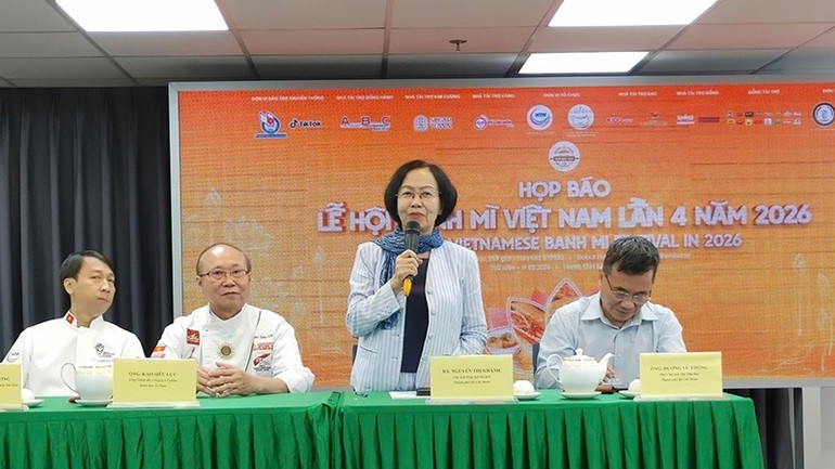 The organising committee answers reporters’ questions at the press briefing. (Photo: nhandan.vn) 
