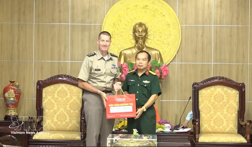 The two sides exchange gifts at the meeting in Quang Tri province on July 3. (Photo: VNA) 