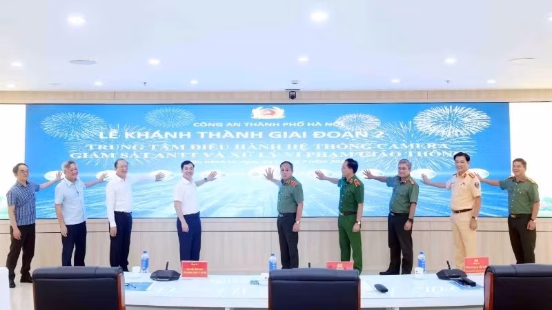 Delegates press the button to inaugurate the upgraded Command Information Centre and surveillance camera system. (Photo: Nhan dan) 