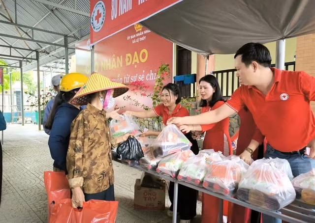 The Vietnam Red Cross Society's members deliver gifts to needy people during the 2026 Humanitarian Month. (Photo courtesy of the VNRC)