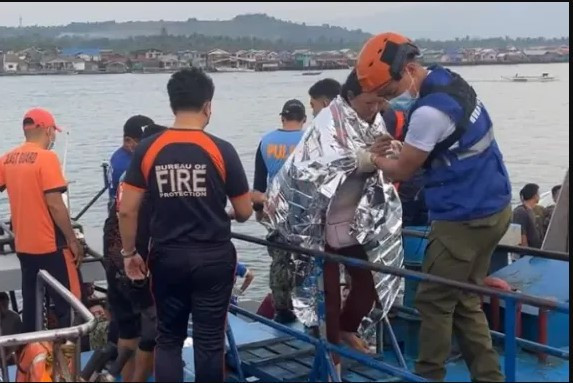 Rescuers help survivors after a passenger ferry carrying more than 300 people sinks off the island of Basilan early on January 26. (Photo: aljazeera.com)