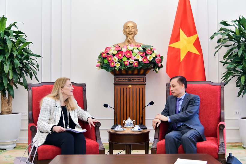Minister of Foreign Affairs Le Hoai Trung (R) receives Helene Budliger Artieda, Director of Switzerland’s State Secretariat for Economic Affairs, in Hanoi on March 17. (Photo: MoFA)