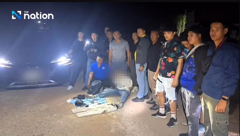 The suspects and seized evidence (Photo: nationthailand.com)