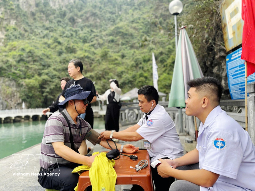 Medical staff offer health advice and checkups to foreign tourists in Ha Long Bay (Photo: VNA)