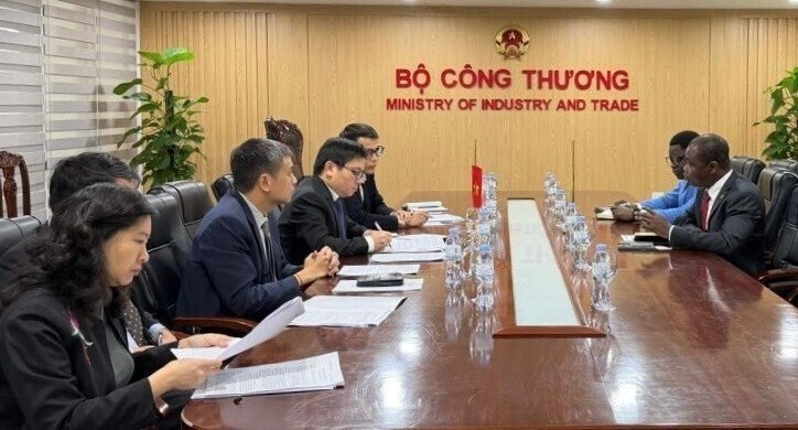 The meeting between Deputy Minister of Industry and Trade Truong Thanh Hoai and Ambassador of Burkina Faso to China and Vietnam Daouda Bitie (Photo: Ministry of Industry and Trade)