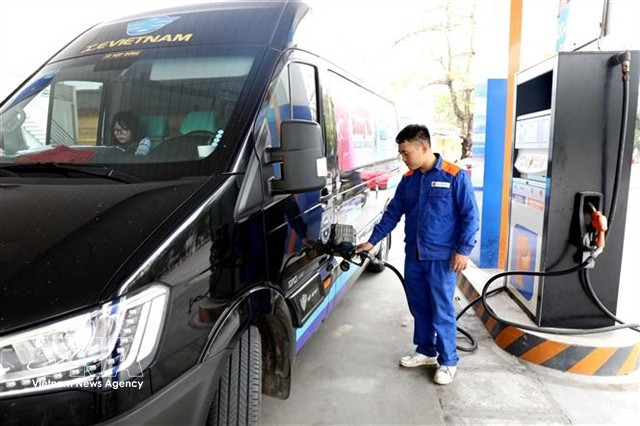 A worker refuels a vehicle at a petrol station in Hung Yen province. (Photo: VNA) 