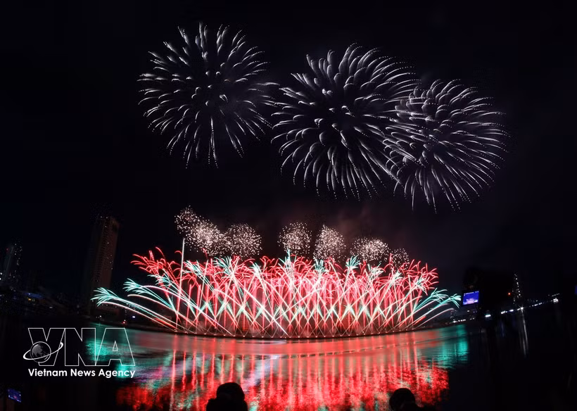 Vietnam's fireworks team performs during the second competition night of the Da Nang International Fireworks Festival (DIFF) 2026. (Photo: VNA) 
