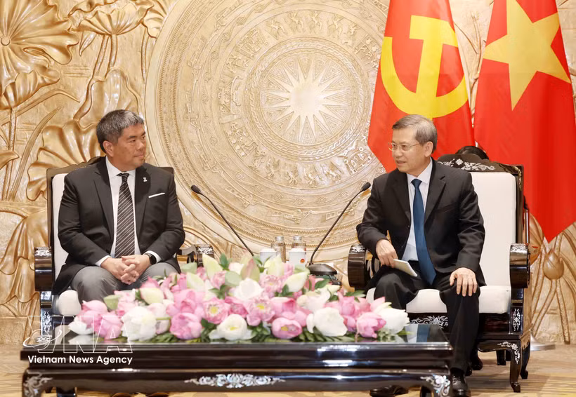 Politburo member, Secretary of the Communist Party of Vietnam (CPV) Central Committee and head of the committee’s Commission for Internal Affairs Le Minh Tri and Isra Sunthornvut, deputy leader of Thailand’s Democrat Party, Hanoi, June 7 (Photo: VNA)