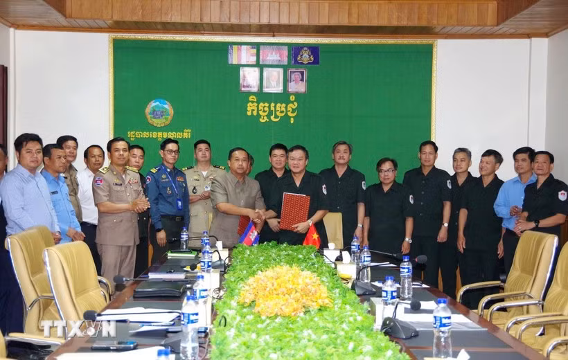 The Steering Committee 515 of Dak Lak province and the Mondulkiri Special Task Committee sign an agreement at the talks. (Photo: VNA)