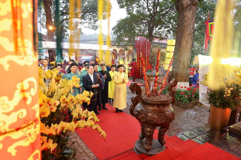 Officials and visitors offer incense and flowers to pay tribute to ancestors and forebears who contributed to the nation’s founding and defence. (Photo: VNA)