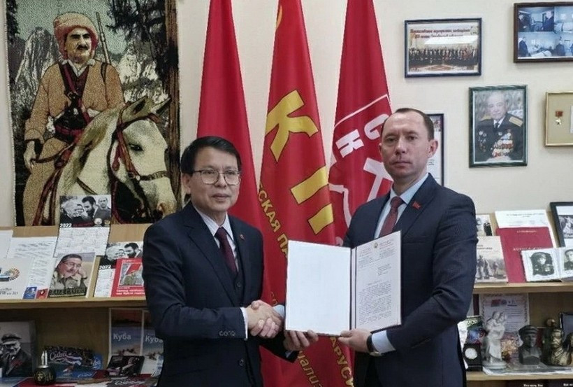Sergei Syrankov, First Secretary of the Central Committee of the Communist Party of Belarus (right), presents a congratulatory letter to Vietnamese Ambassador to Belarus Nguyen Van Trung on the 14th National Party Congress. (Photo: VNA)