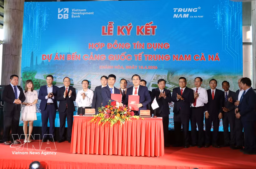 The signing ceremony of the credit agreement for Phase 1 of the Ca Na Wharf Project – Ca Na General Port. (Photo: VNA)