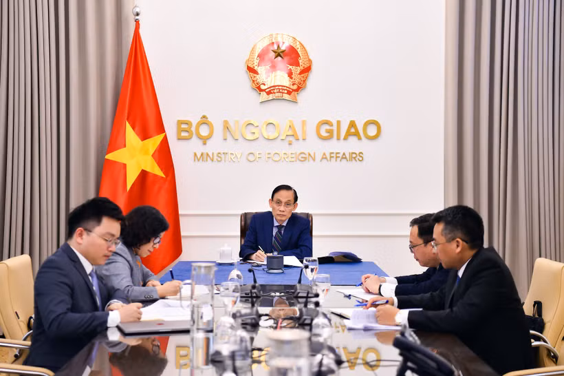 Minister of Foreign Affairs Le Hoai Trung and Vietnamese officials participate in the phone talks on May 26. (Photo: Ministry of Foreign Affairs)