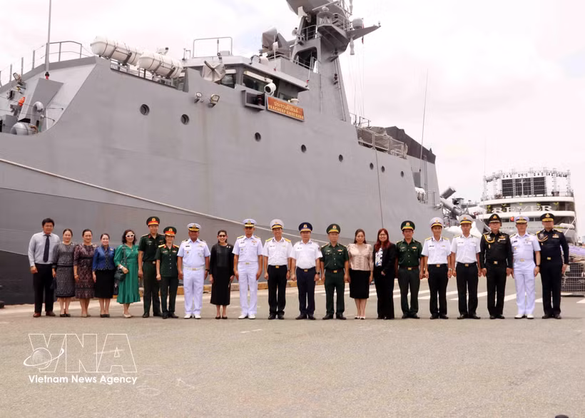 Delegates pose for a group photo at the welcoming ceremony for the ship. (Photo: VNA) 