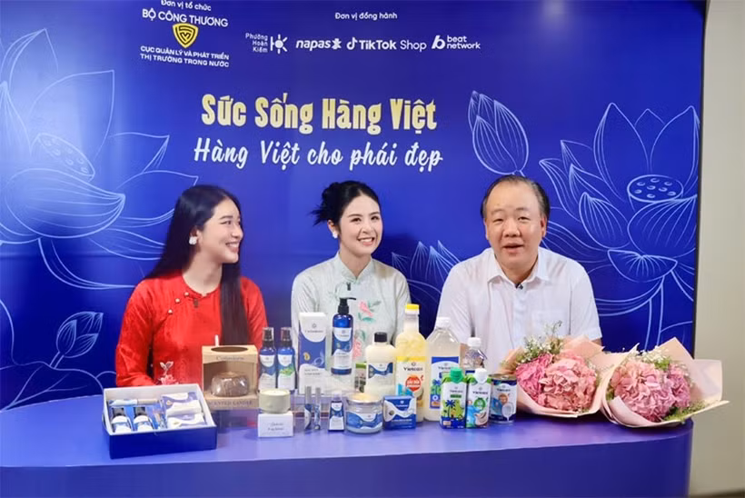 Director of the Agency for Domestic Market Management and Development Tran Huu Linh joins celebrities during the “Vitality of Vietnamese Goods” livestream session (Photo: gdnd) 