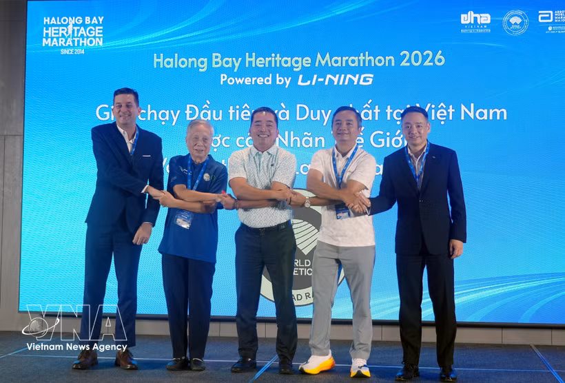 Organisers, sponsors and officials pose for a commemorative photo at the launch ceremony. (Photo: VNA) 