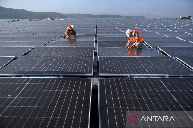 Technicians inspect solar panels at the JETP-funded floating solar power plant project at Cirata Dam in Purwakarta, West Java. (Photo: ANTARA)