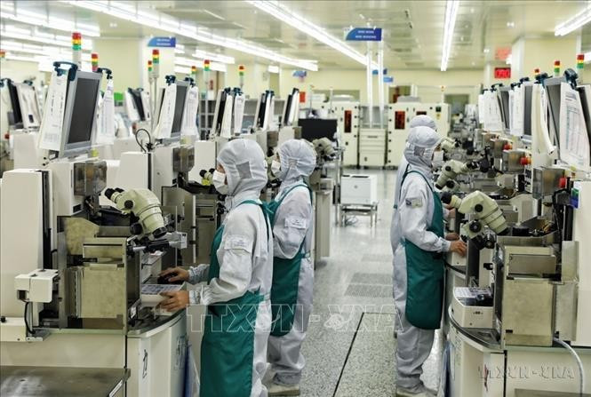 A modern production line of Hana Micron Vina Co., Ltd., a Republic of Korea-invested company, at Van Trung Industrial Park, Bac Giang province. (Photo: VNA)