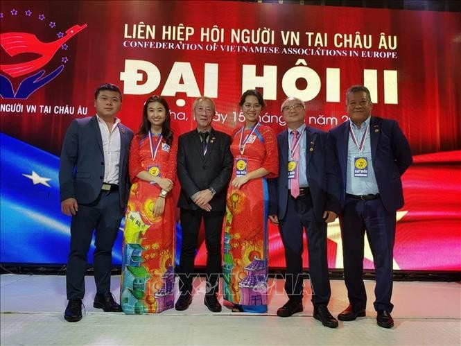 Nguyen Hai Nam (far right) attends the second Congress of the Union of Vietnamese Associations in Europe. (Photo: VNA)