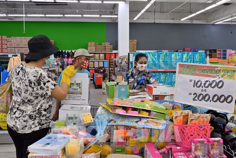 Shoppers browse a supermarket in Jakarta, Indonesia. (Photo: AFP/VNA) 