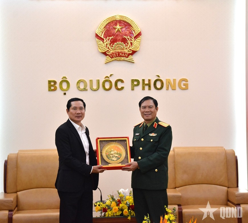 General Nguyen Tan Cuong (right), Chief of the General Staff of the Vietnam People's Army and Deputy Minister of National Defence, presents a souvenir to Senior Lieutenant General Saichay Kommasith, Chief of the General Staff of the Lao People’s Army and Deputy Minister of National Defence of Laos, at their meeting on March 9. (Photo: qdnd.vn) 