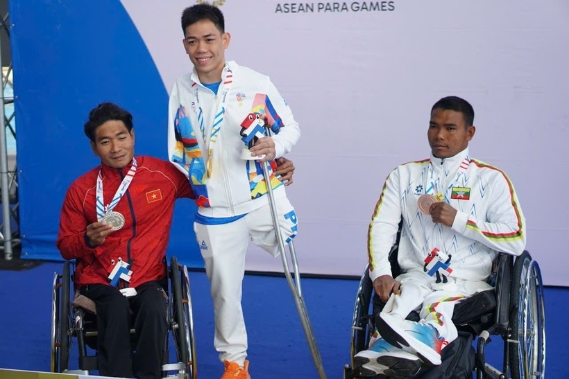 Athlete Do Thanh Hai claims his second silver medal in the men’s 200m freestyle S6 event. (Photo: VNA)