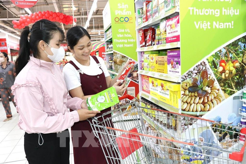Consumers shop at a supermarket. (Illustrative photo: VNA)
