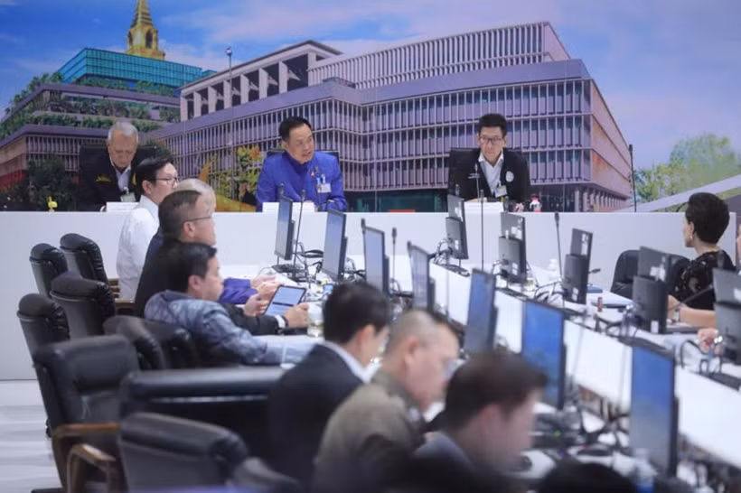 Prime Minister Anutin Charnvirakul (centre) chairs a special meeting of the Joint Management and Monitoring Centre for the Situation in the Middle East on March 19. (Photo: Bangkok Post) 