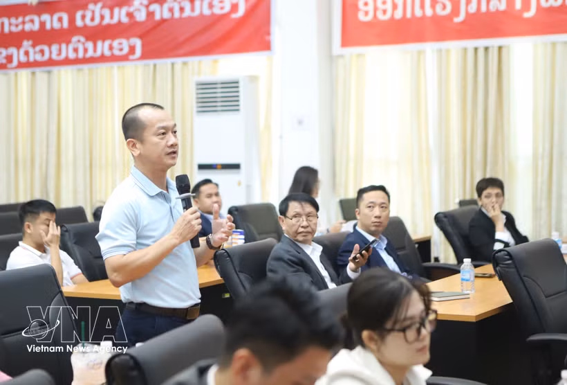 A Vietnamese business representative in Laos raises opinions at the forum. (Photo: VNA) 