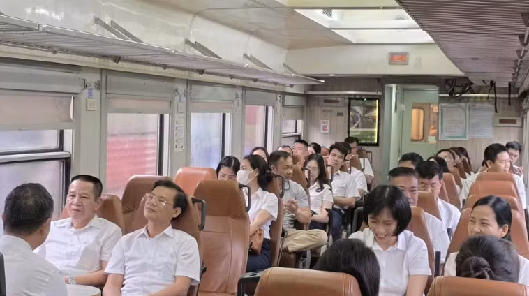 Railway officials, workers and employees conduct a trial run of the Hanoi–Phu Ly train service ahead of its official launch. (Photo: nhandan.vn)