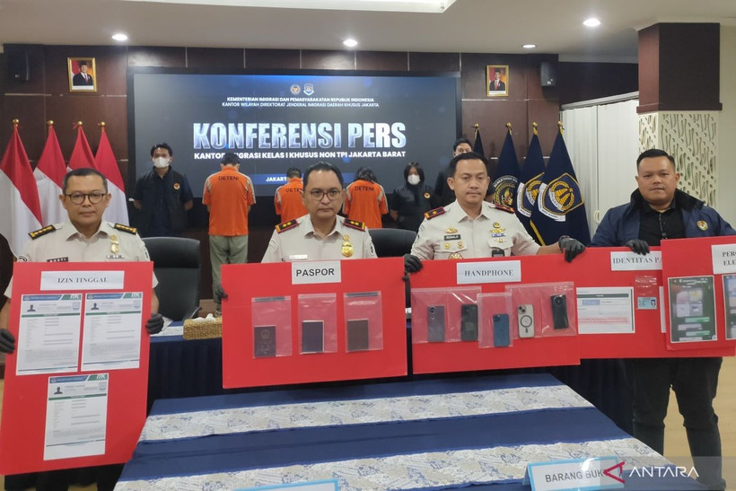 A press conference at the West Jakarta Class I Immigration Office regarding the disclosure of an international human smuggling syndicate that sent foreign nationals to Australia via Indonesia, on January 20, 2026 (Photo: ANTARA)